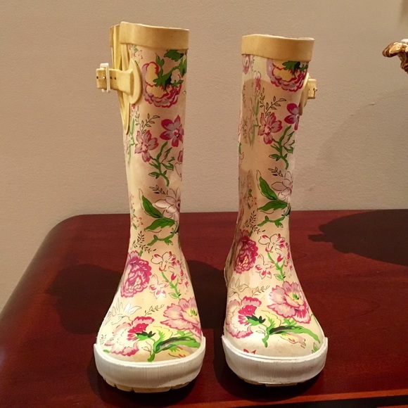 Land’s End Cutest rain boots. - Picture 5 of 8